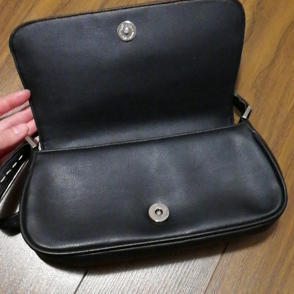 Like-new Guess leather-like black purse - Picture 5 of 8